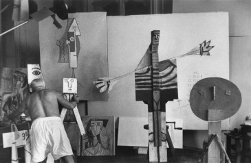 Picasso dans une chambre de la Villa Californie en 1957. Photo David Douglas Duncan. 