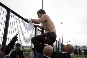 Le directeur des ressources humaines d'Air France Xavier Broseta cherche à s'échapper devant la violence des manifestants, le 5 octobre 2015